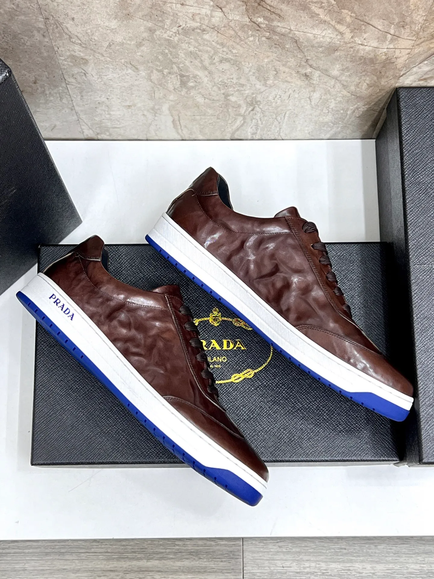 💰620 Prada classic men’s lace-up casual shoes｜Imported cowhide upper｜Layered stitching design on the upper Lightweight and breathable｜Soft and comfortable｜PRADA letters on the side｜Distinctive sporty style Showing the brand style｜Lightweight embossed rubber sole｜With cowhide foot pad lining｜Excellent foot feel Fashionable and elegant｜Size: 38-44 (customized at 45)